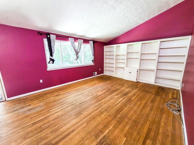 Building Photo - 305 Hillsboro Dr