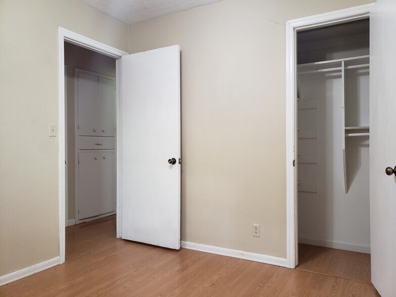 Building Photo - 1325 E Brooks St