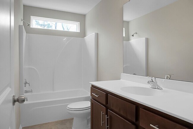 Building Photo - 3 bedrooms, 2.5 bathrooms  2-car garage in...