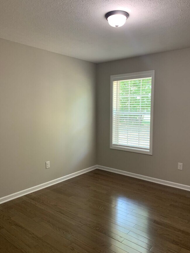 Building Photo - Charming 3 Bedroom Home in Private Setting in Tullahoma...