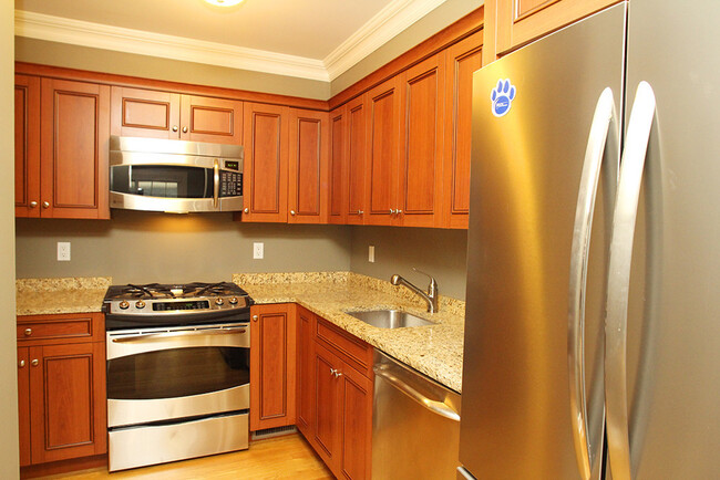 Building Photo - 109 Forest St