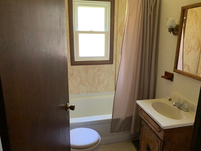 Bathroom / Shower - 212 S Kansas Ave