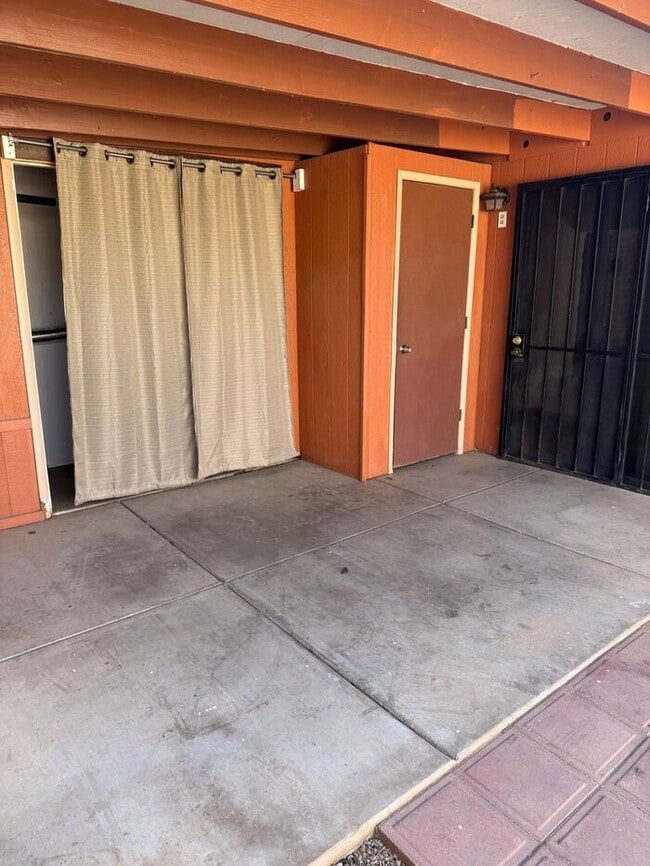Building Photo - Charming 3 bedroom 2.bath with yard