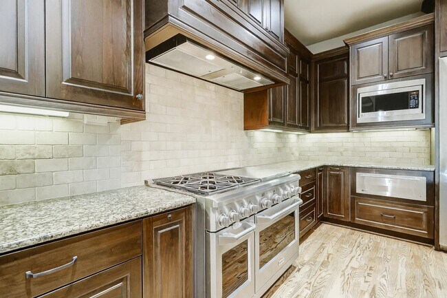 Building Photo - 1418 Du Barry Ln