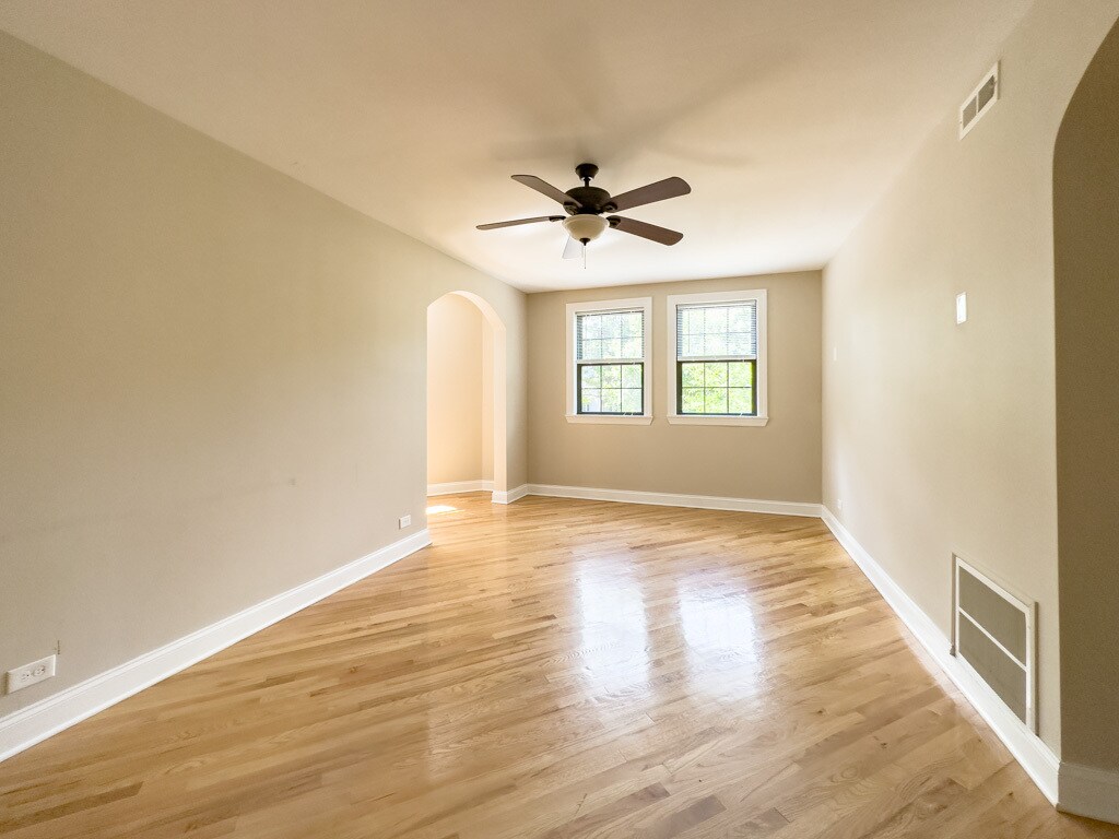 Building Photo - 913 Green Bay Rd