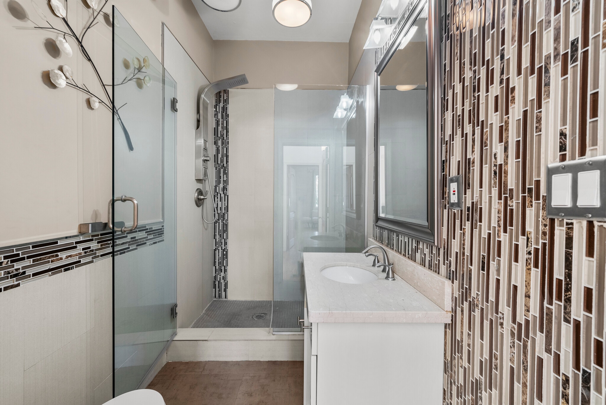 Building Photo - 6223 Simpson Ave