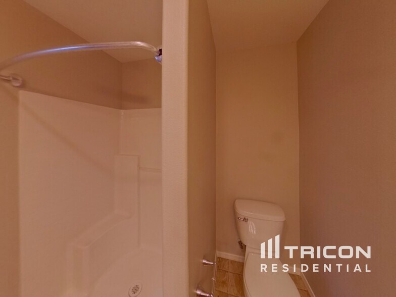 Building Photo - 1811 NE 89th Cir