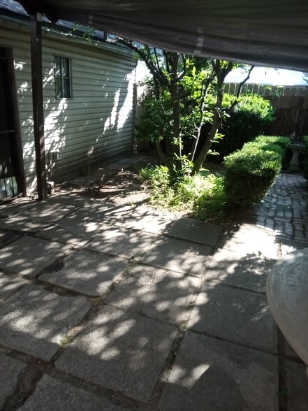 Building Photo - 5134 Caniff Ave