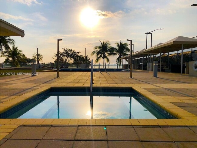 Building Photo - 600 NE 36th St