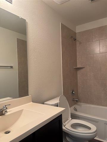 Building Photo - 2065 Alamandine Ave