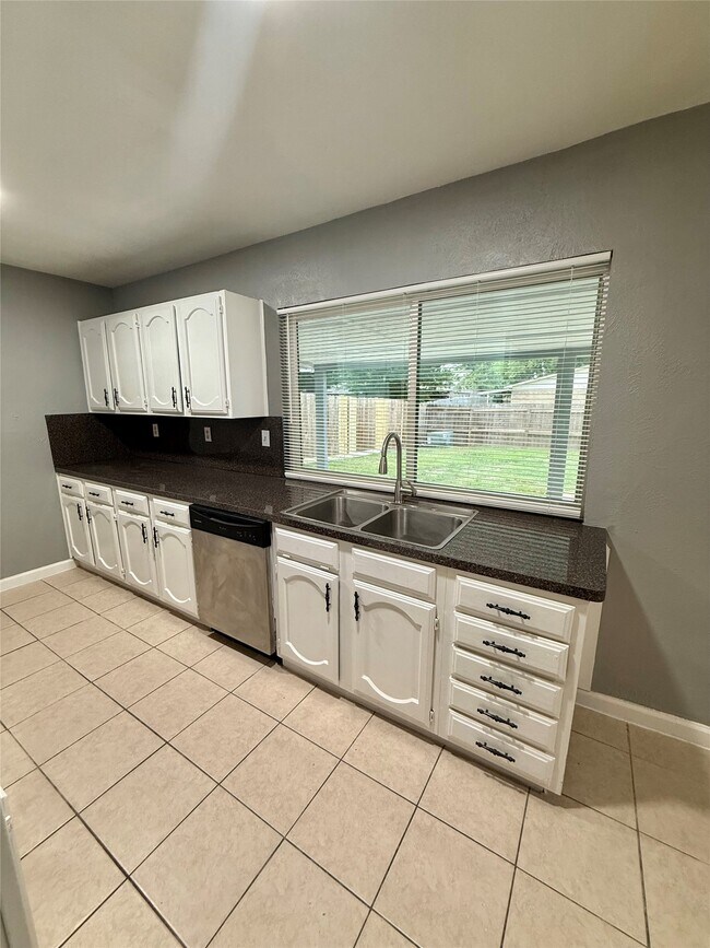 Building Photo - 14650 Lourdes Dr