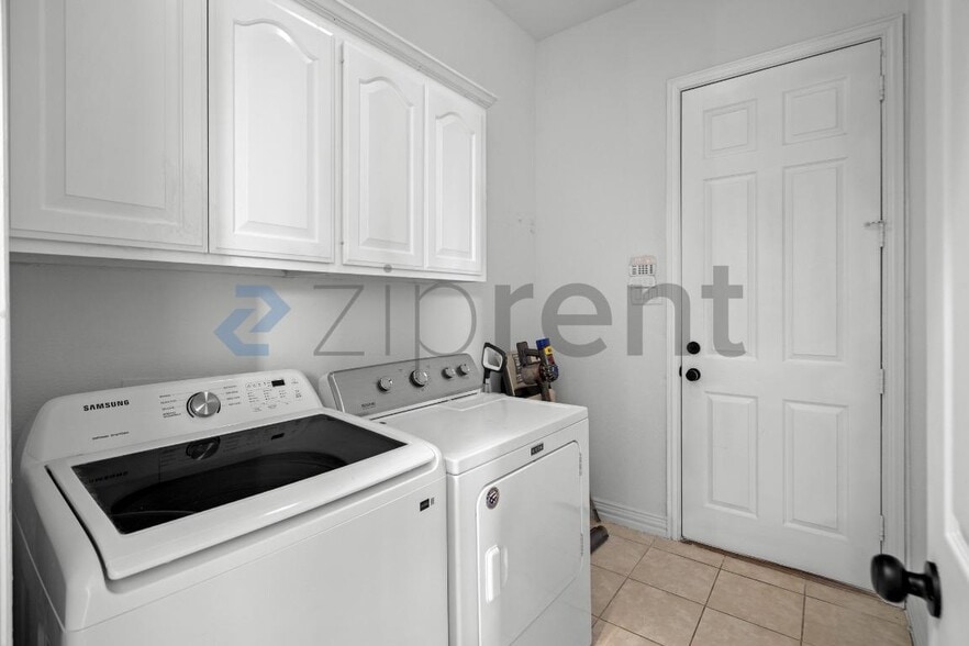 Building Photo - Unit