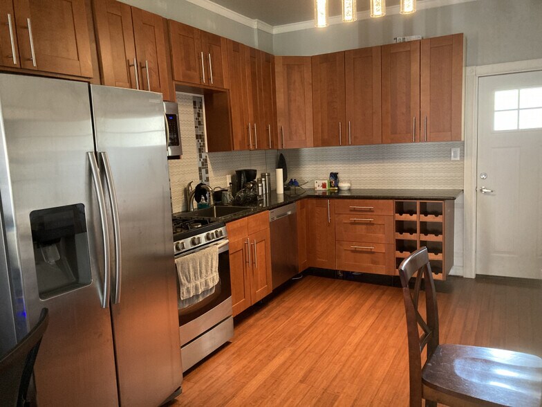 Building Photo - 846 N Mozart St