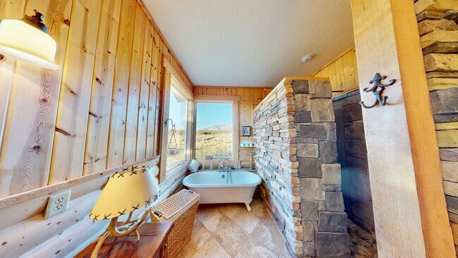 Building Photo - Beautiful Home on 10 Private Acres