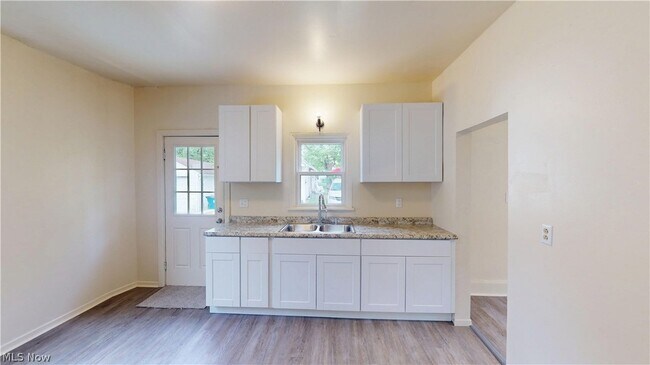 Building Photo - 210 Perry St