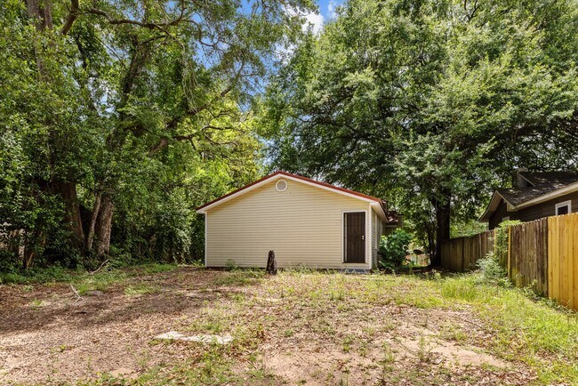 Building Photo - Spacious beautiful 4-bedroom 2 bath home