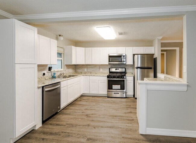 Building Photo - 2121 Holly Dr