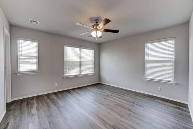 Building Photo - Brand New Luxury 4/2.5 Townhome! Move in S...