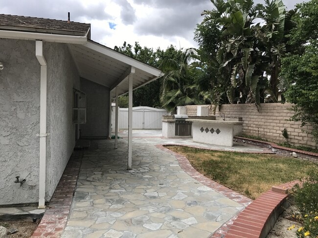 Building Photo - Beautiful 3 Bedroom 2 Bathroom West Hills Home! Great Location! Ready for Move-In!