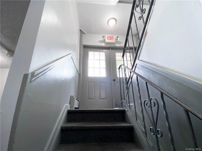 Building Photo - 101 Barclay Manor