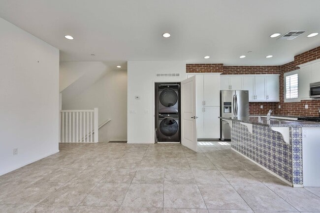 Building Photo - 5460 San Roberto