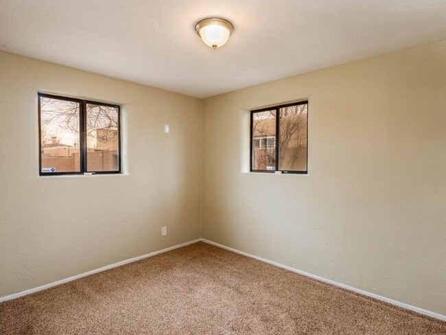 Building Photo - 2838 Aliso Dr NE