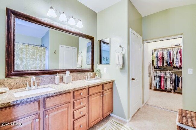 Building Photo - 2938 E Quiet Hollow Ln