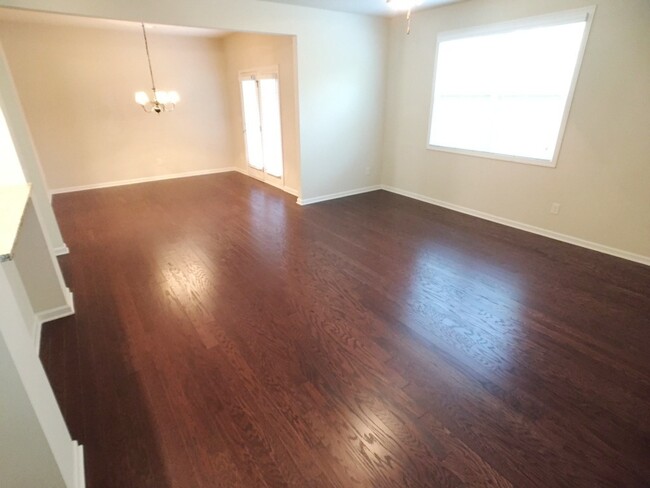 Building Photo - Modern 3BR Townhome - Swim/Tennis and More!