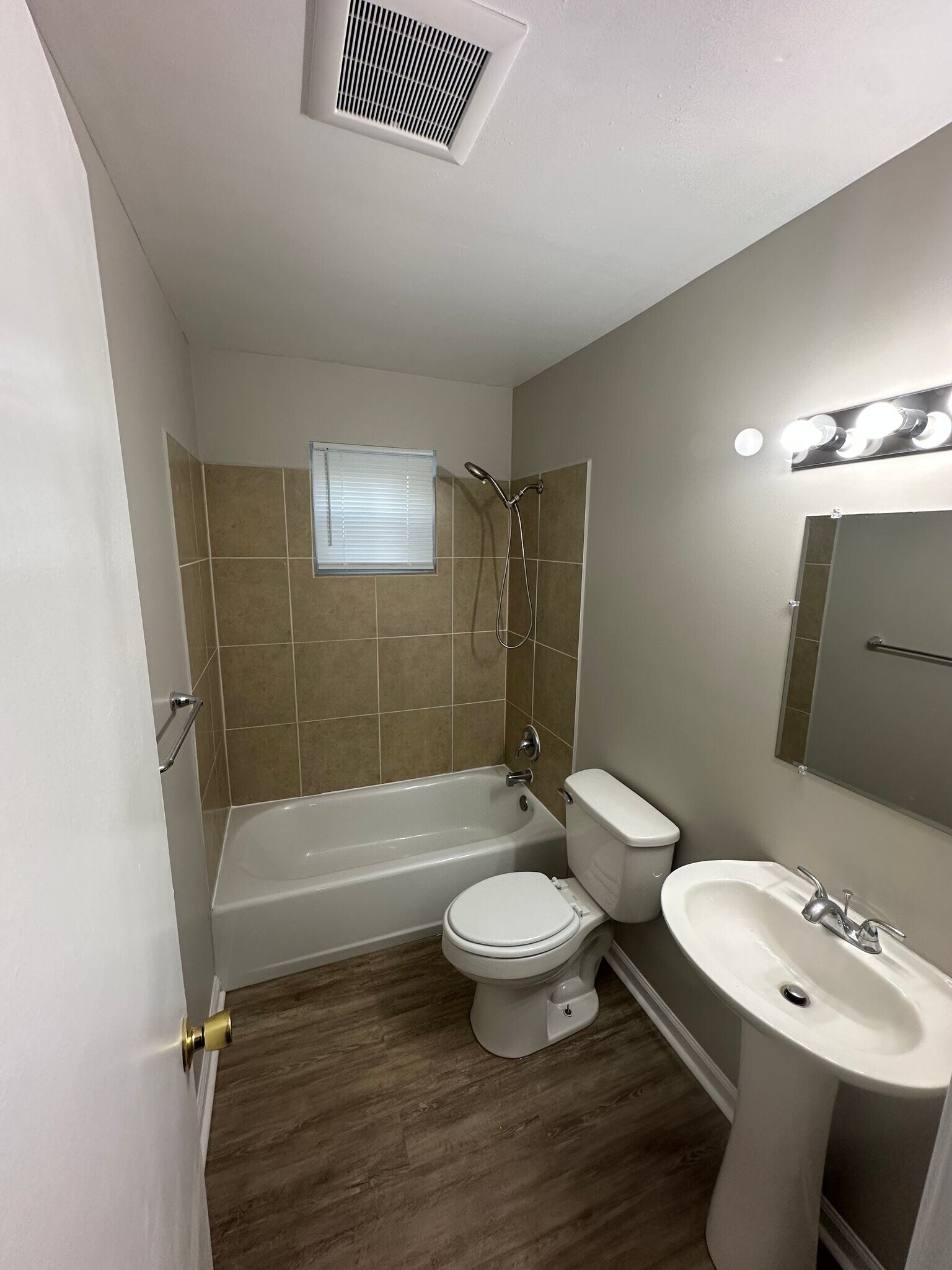 Building Photo - 525 N Graham Ave