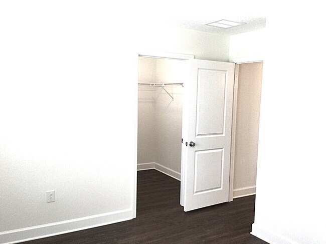 Building Photo - 1033 Walden Pond Dr