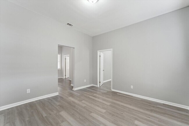 Building Photo - 816-816 W 38th St