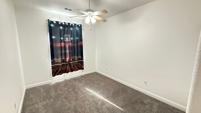 Building Photo - 3 Bedroom, 2 Bathroom Home with Pool locat...