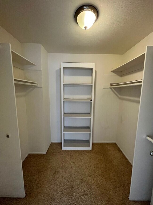 Building Photo - Northridge 3+2.5 in gated community w/pool...