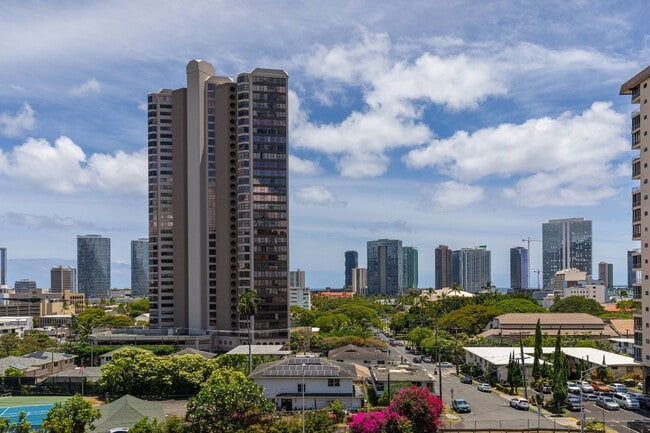 Building Photo - The Townhouse 1bd/1ba/1pk w extra large lanai
