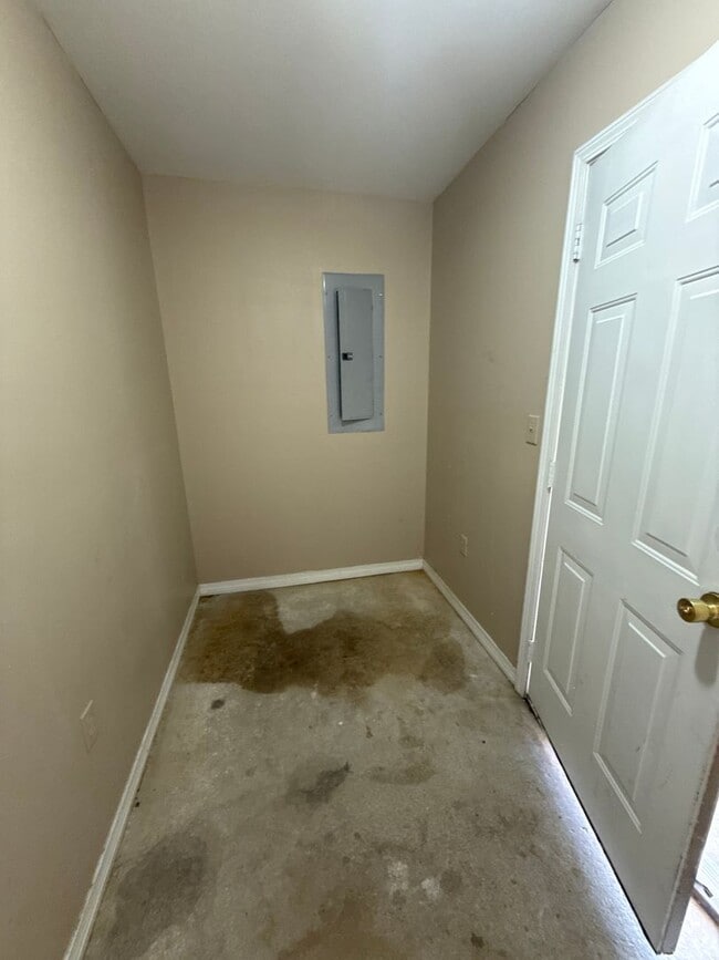 Building Photo - Warm and inviting single-story home, perfect for comfortable living.