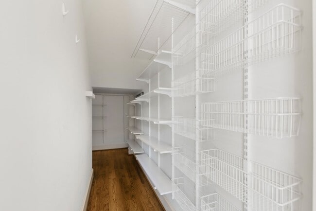 Building Photo - Elegant Living Minutes from the Medical Ce...