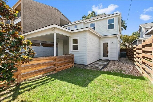 Building Photo - 610 W 33rd St