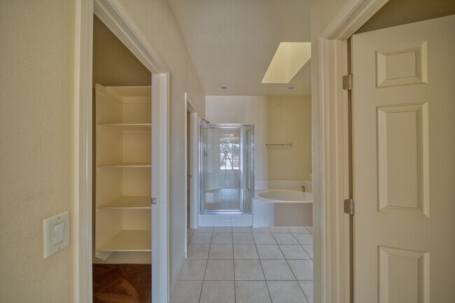 Building Photo - 1121 Bourbon St