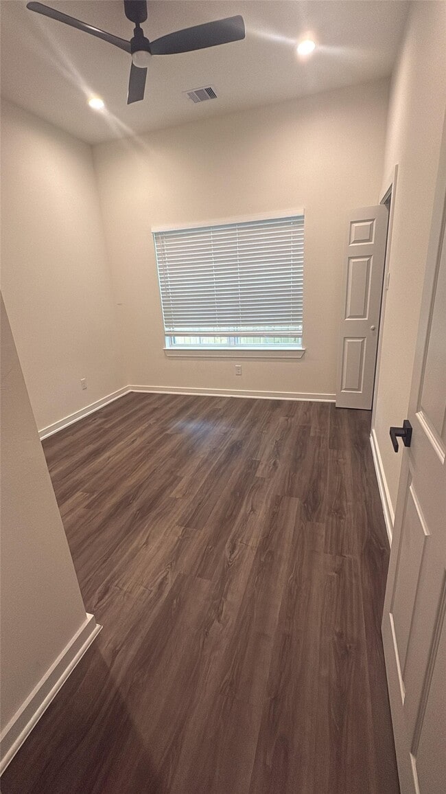 Building Photo - 605 Center St