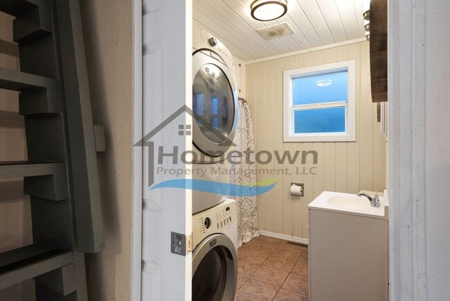 Building Photo - Kellogg Mid-Term Rental: Charming 3 Bed 1 Bath Home with Fenced Yard – Ends June 30!