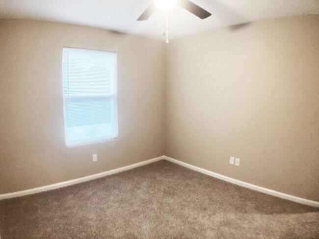 Building Photo - Roomy 3BR Home in NW Jacksonville – 2.5 Ba...