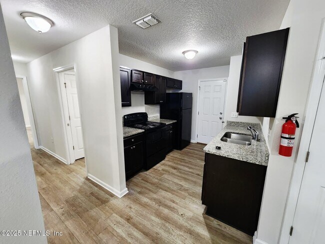 Building Photo - 514 E 63rd St