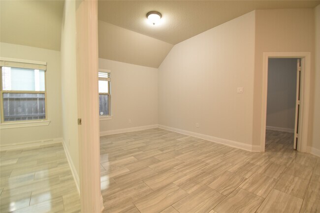 Building Photo - 16643 Highland Country Dr