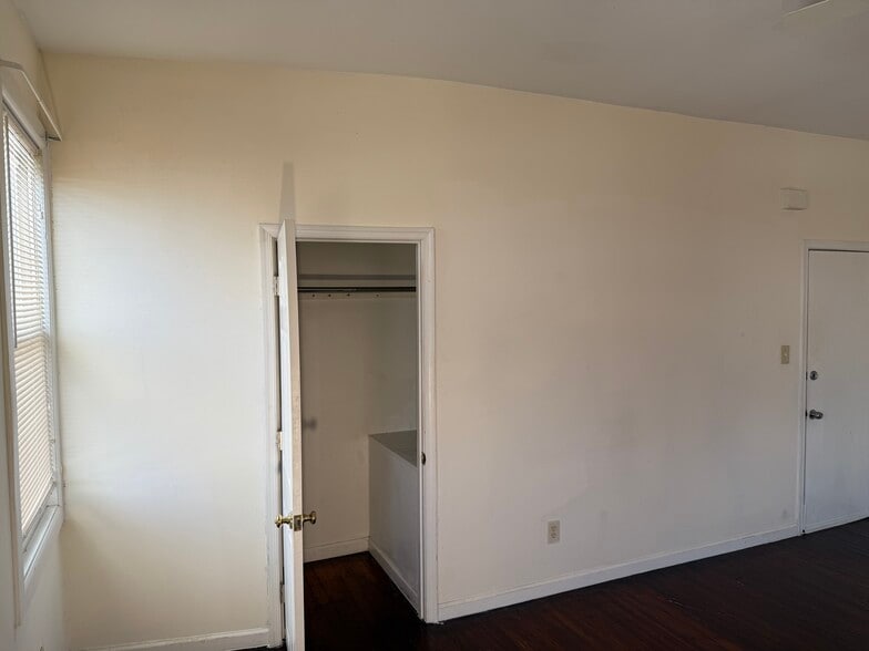 Building Photo - 3031 Hamilton Ave