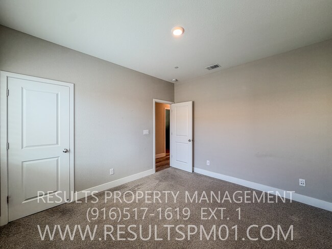Building Photo - 587 River St