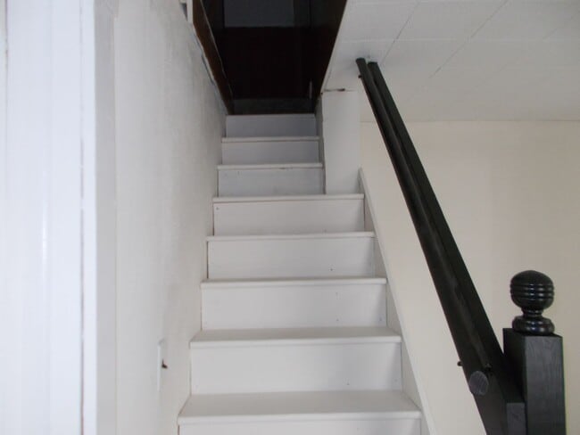 Building Photo - Spacious 1-Bedroom, 1-Bath Unit – 1,000 Sq...