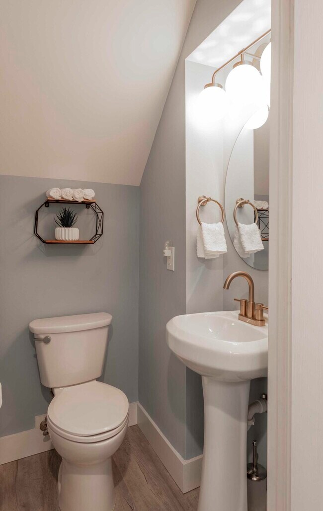 Building Photo - 4501 Fairway Dr N