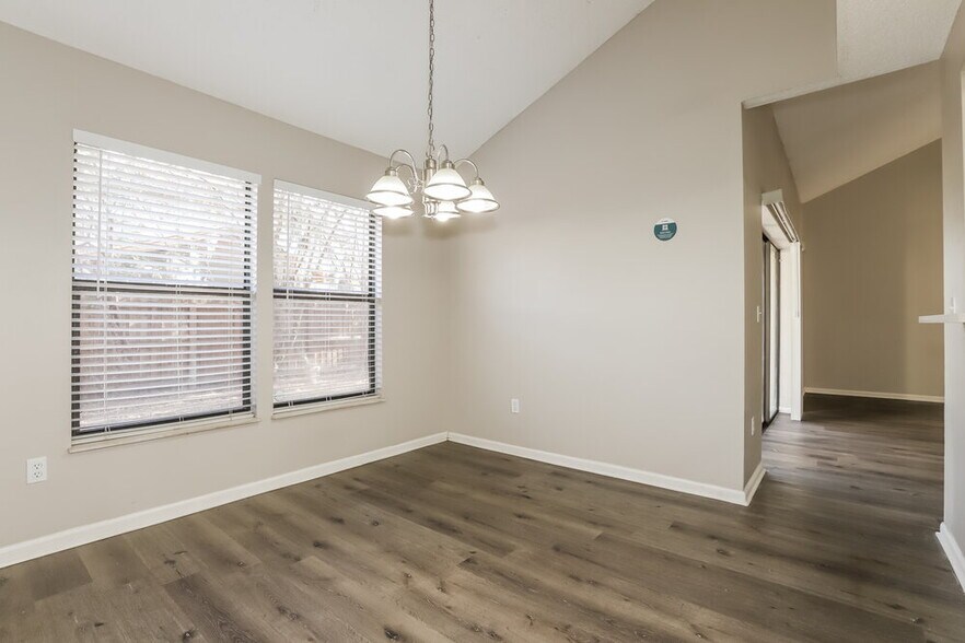 Building Photo - 2416 Kenwick Dr