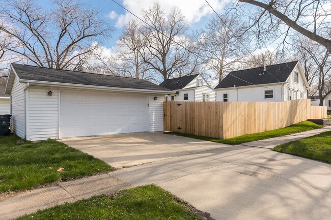 Building Photo - Newly Renovated Craftsman Bungalow