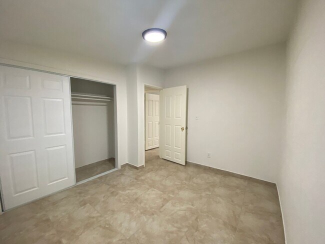 Building Photo - 3 bed  1 bth Available now.. Apply today!